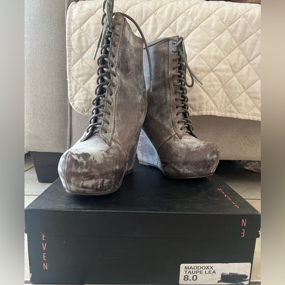 Steve Madden Maddoxx Women's Taupe Leather Lace-Up Boots